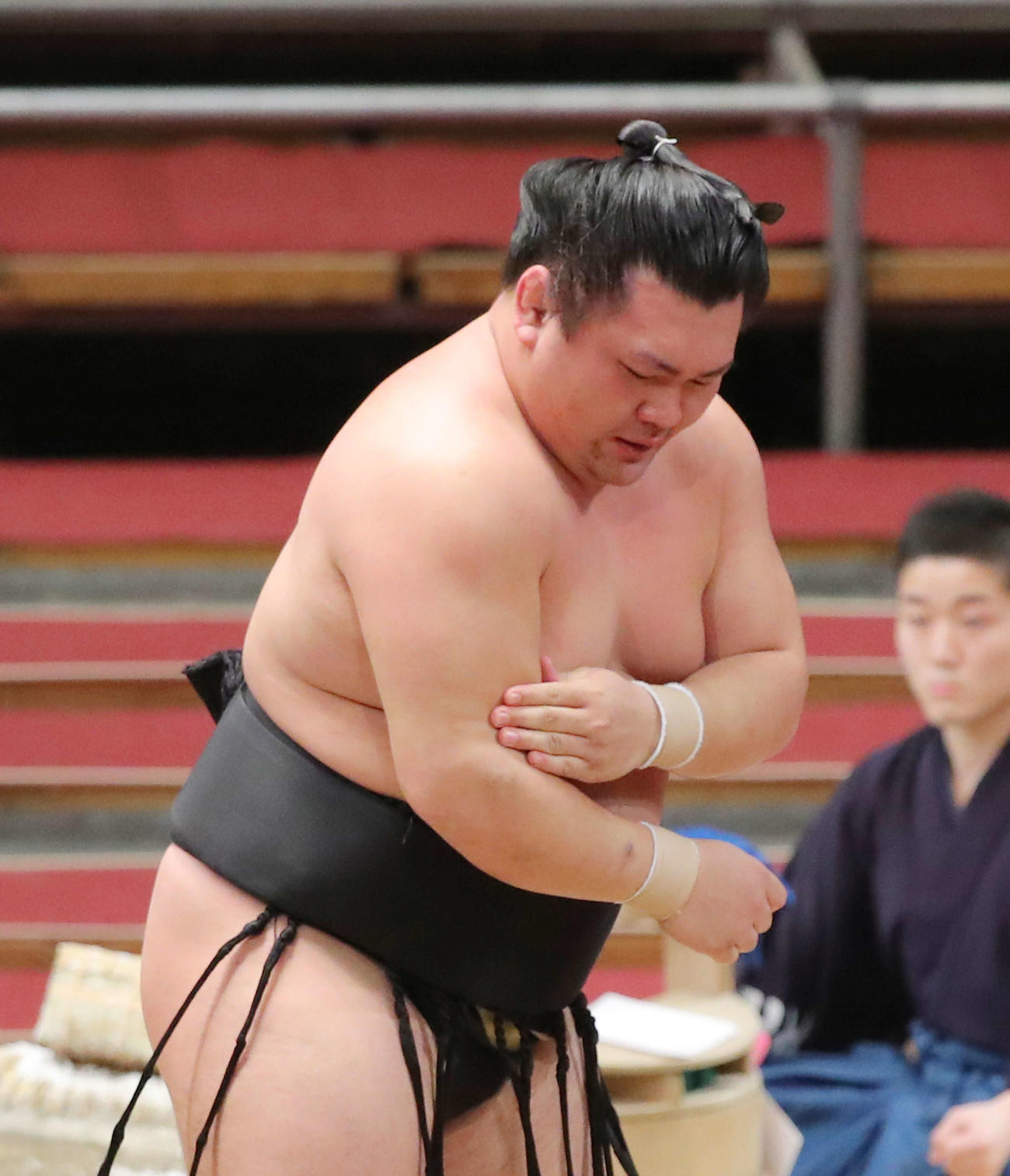 碧山を下手投げで破る照強は険しい表情で右腕を押さえる（撮影・河田真司）