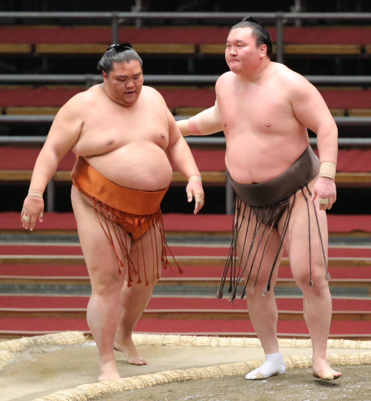 御嶽海（左）を押し出しで下す白鵬（撮影・河田真司）