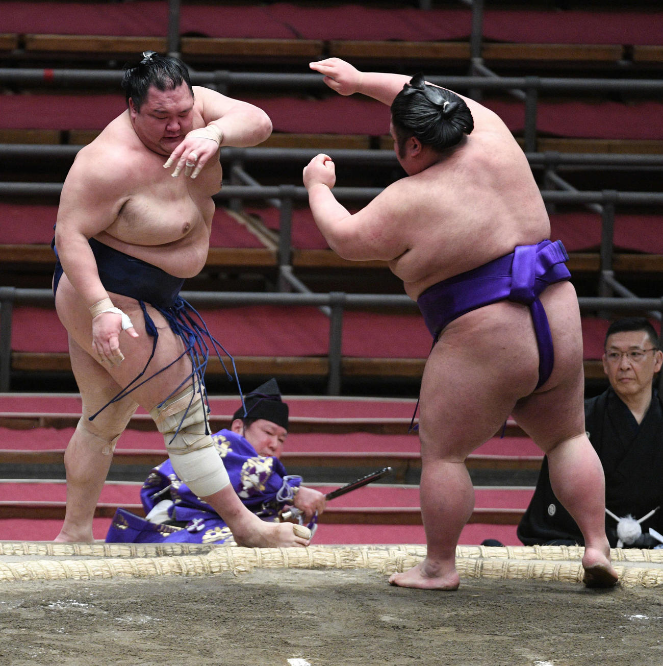 貴景勝は押し出しで北勝富士を破る（撮影・渦原淳）