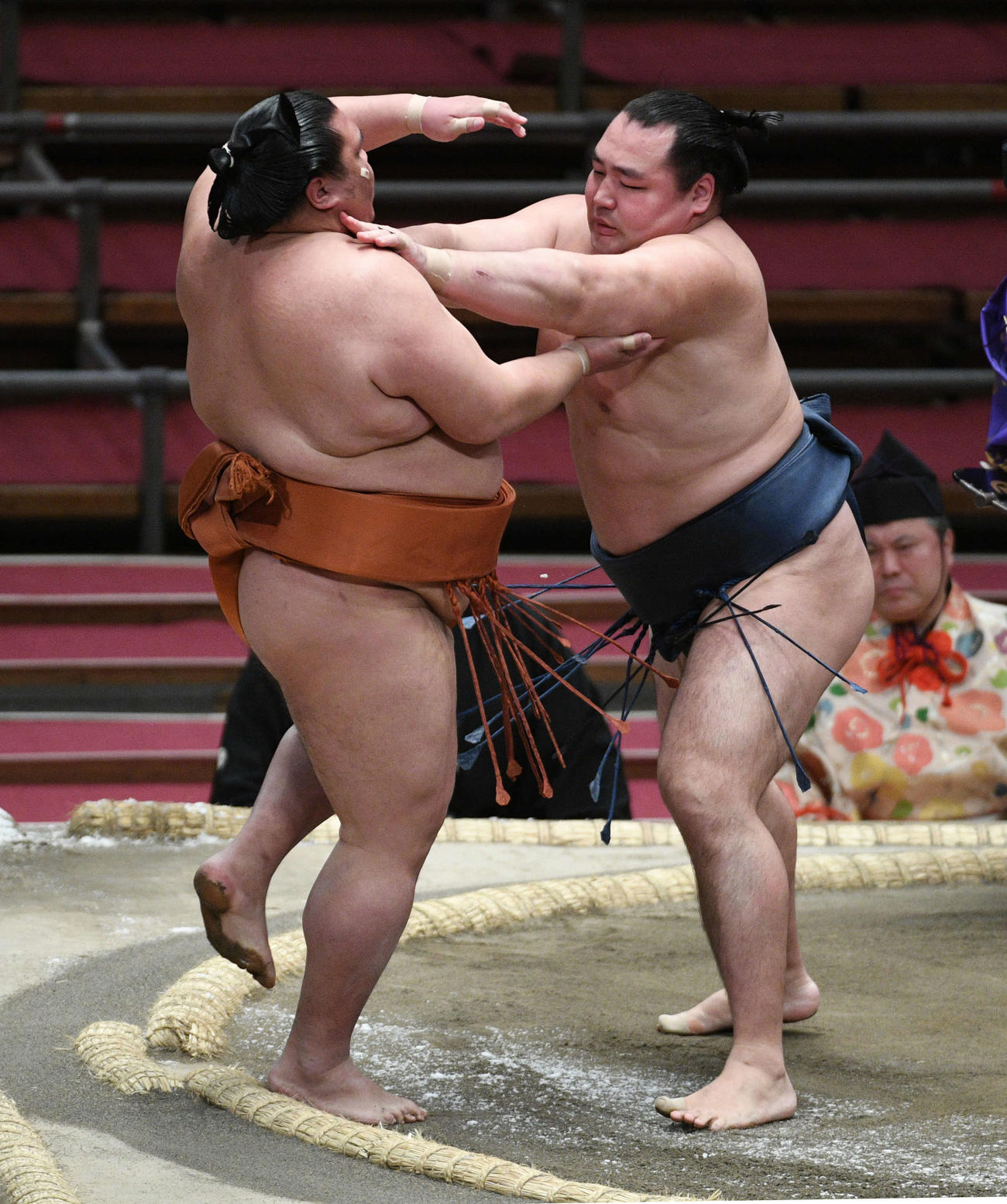 御嶽海を押し出す鶴竜（撮影・渦原淳）