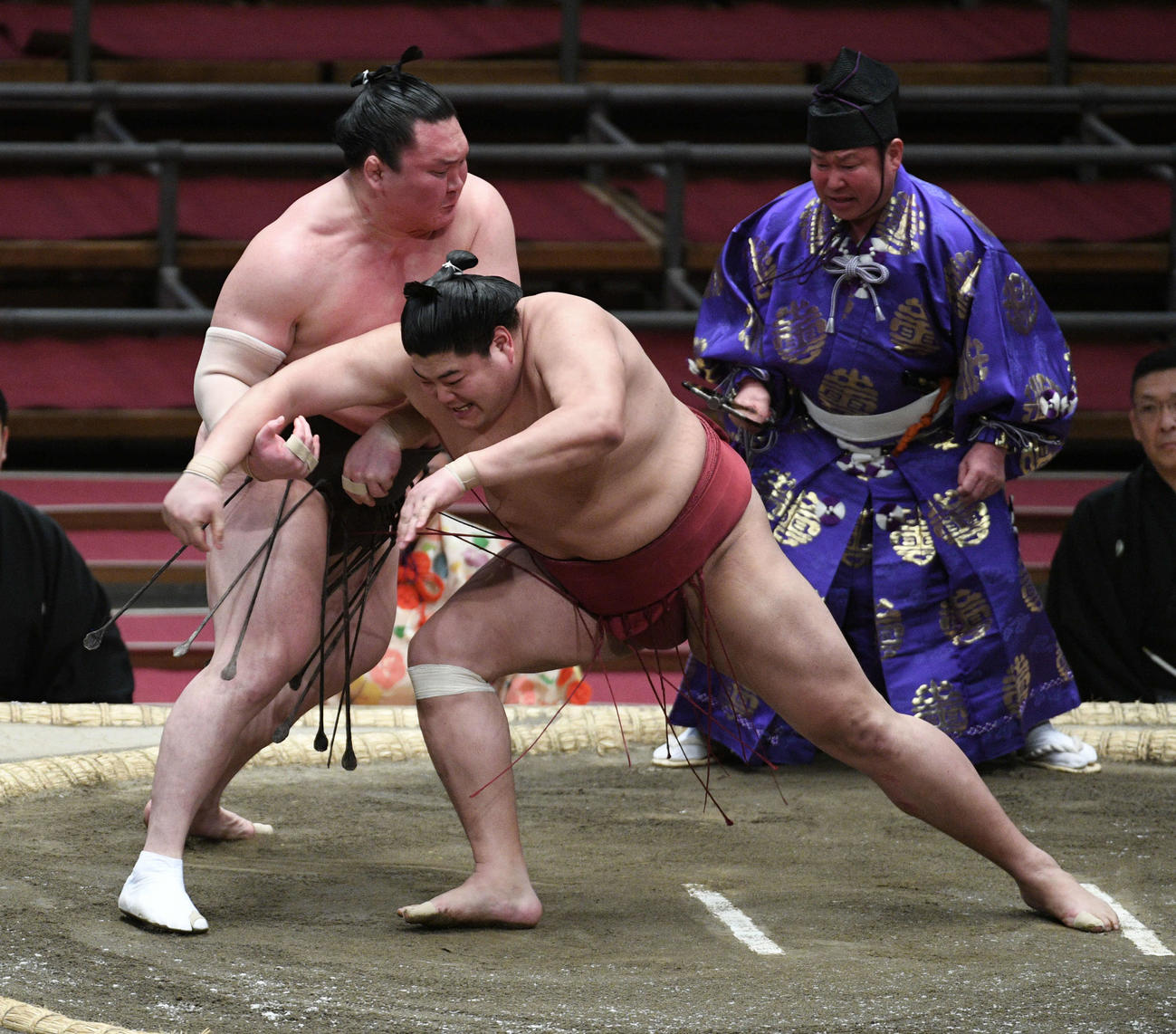 白鵬（左）はとったりで阿炎を下す（撮影・渦原淳）