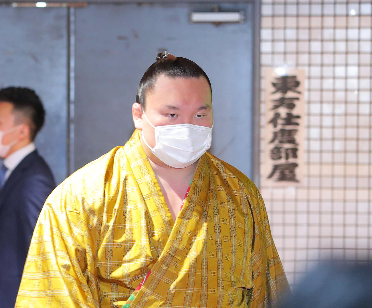 マスクをして支度部屋から引き揚げる白鵬（撮影・河田真司）