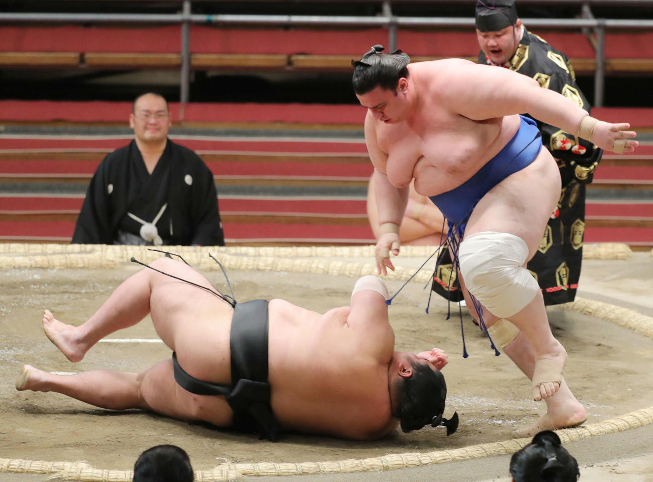 大奄美（左）をはたき込みで破る碧山（撮影・河田真司）