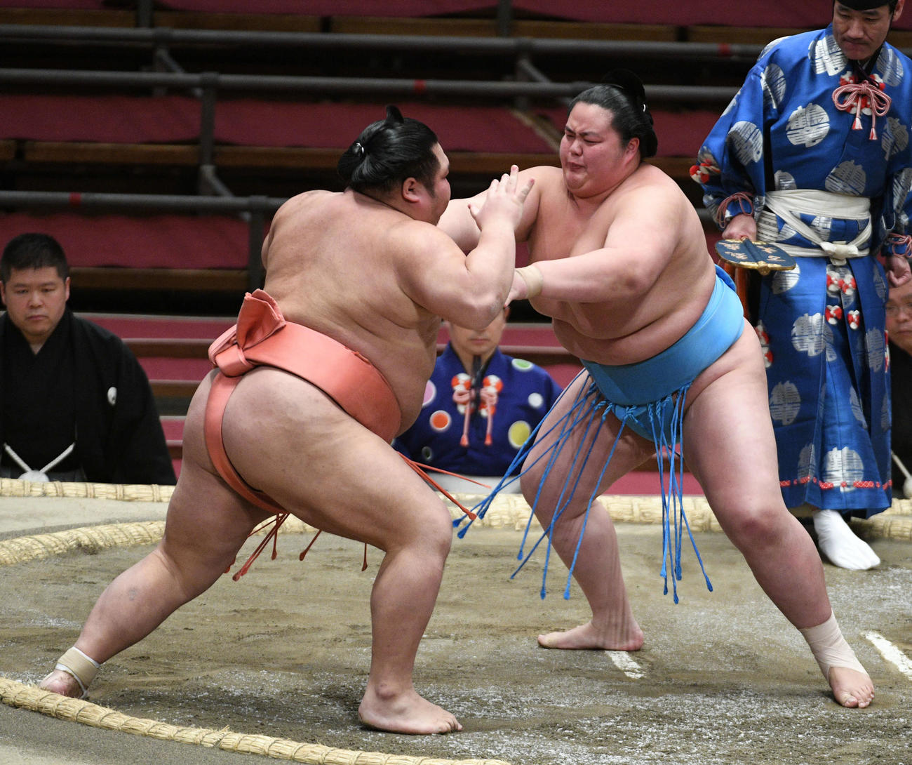 千代大龍を攻める琴ノ若（撮影・渦原淳）