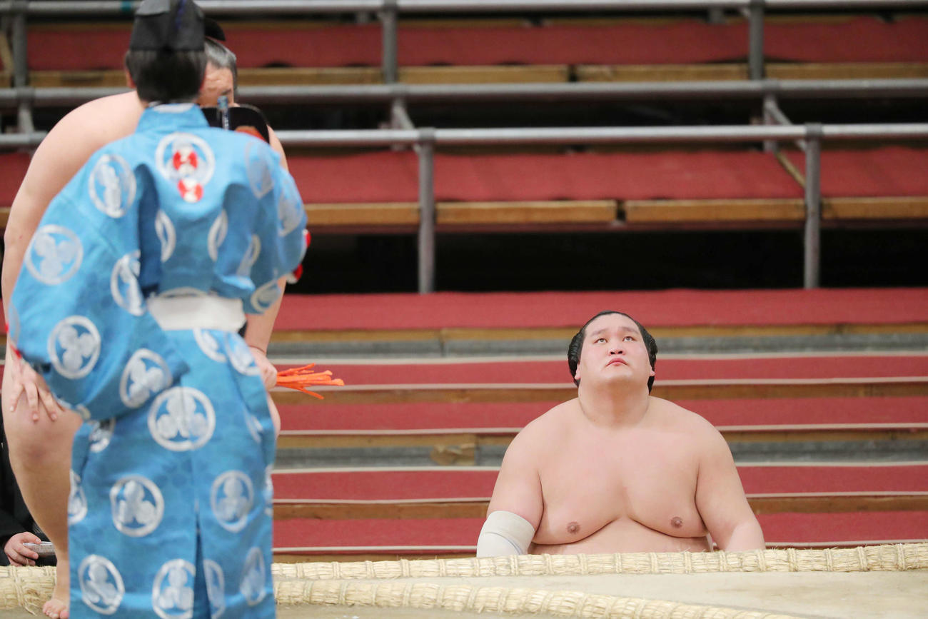 無観客の会場で天を仰ぐ照ノ富士（撮影・河田真司）