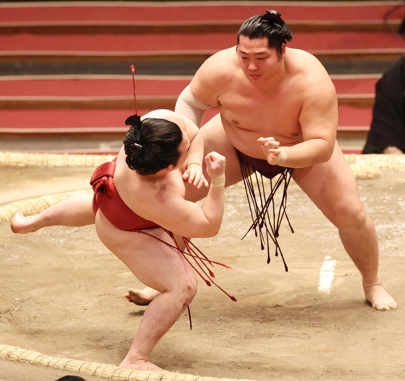 炎鵬（左）を突き出しで破る遠藤（撮影・清水貴仁）