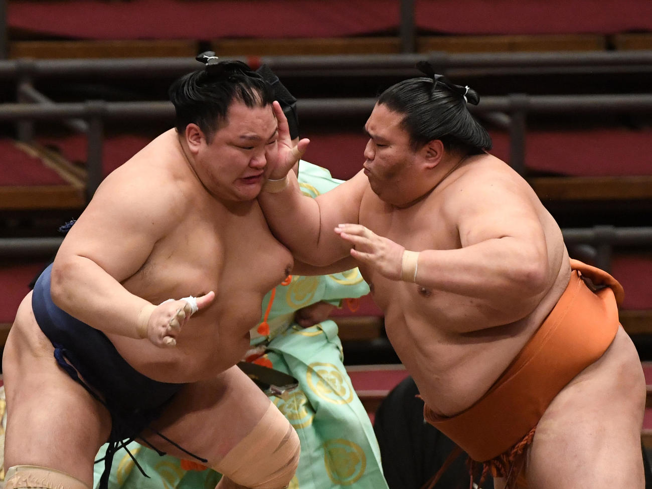 北勝富士（左）を攻める御嶽海（撮影・前岡正明）