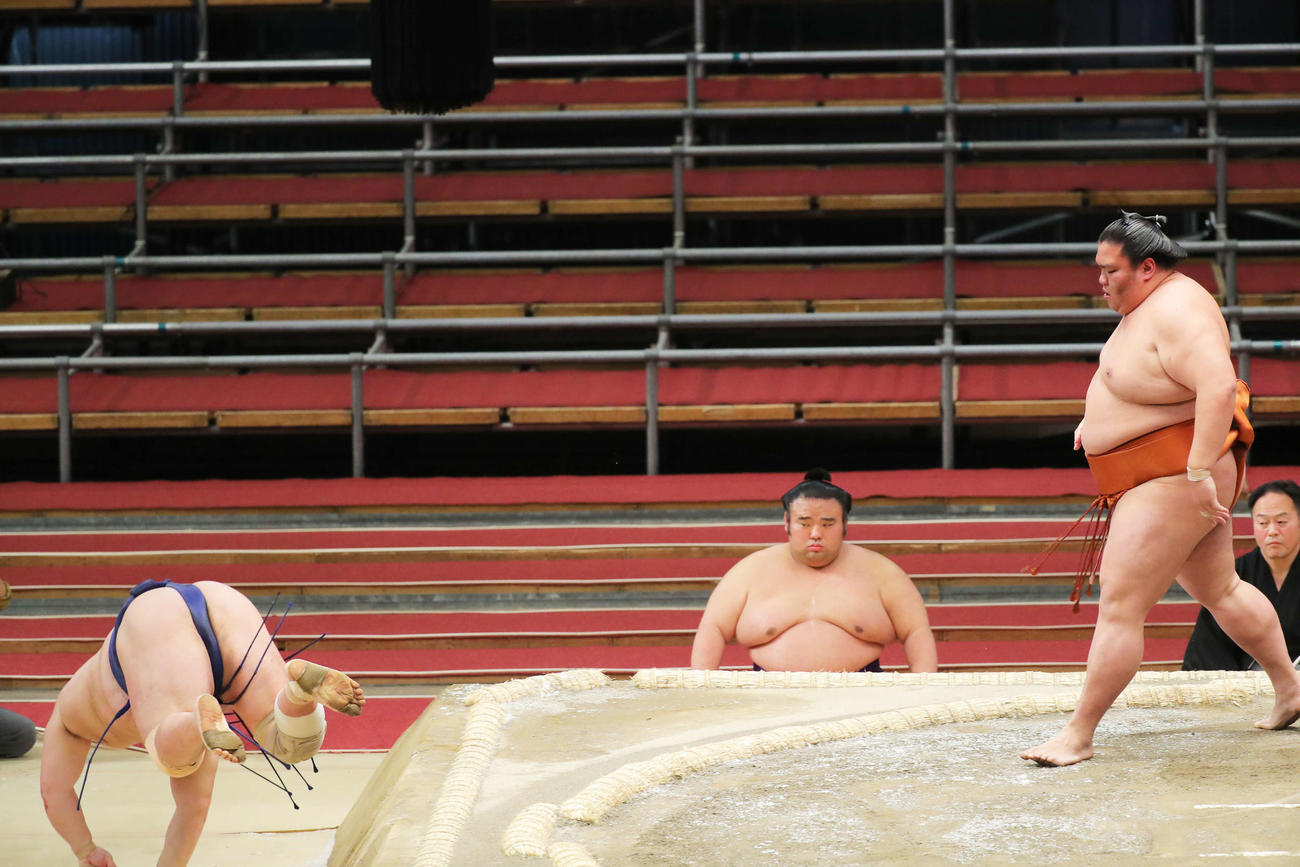北勝富士（左）を押し出しで破る御嶽海（撮影・河田真司）