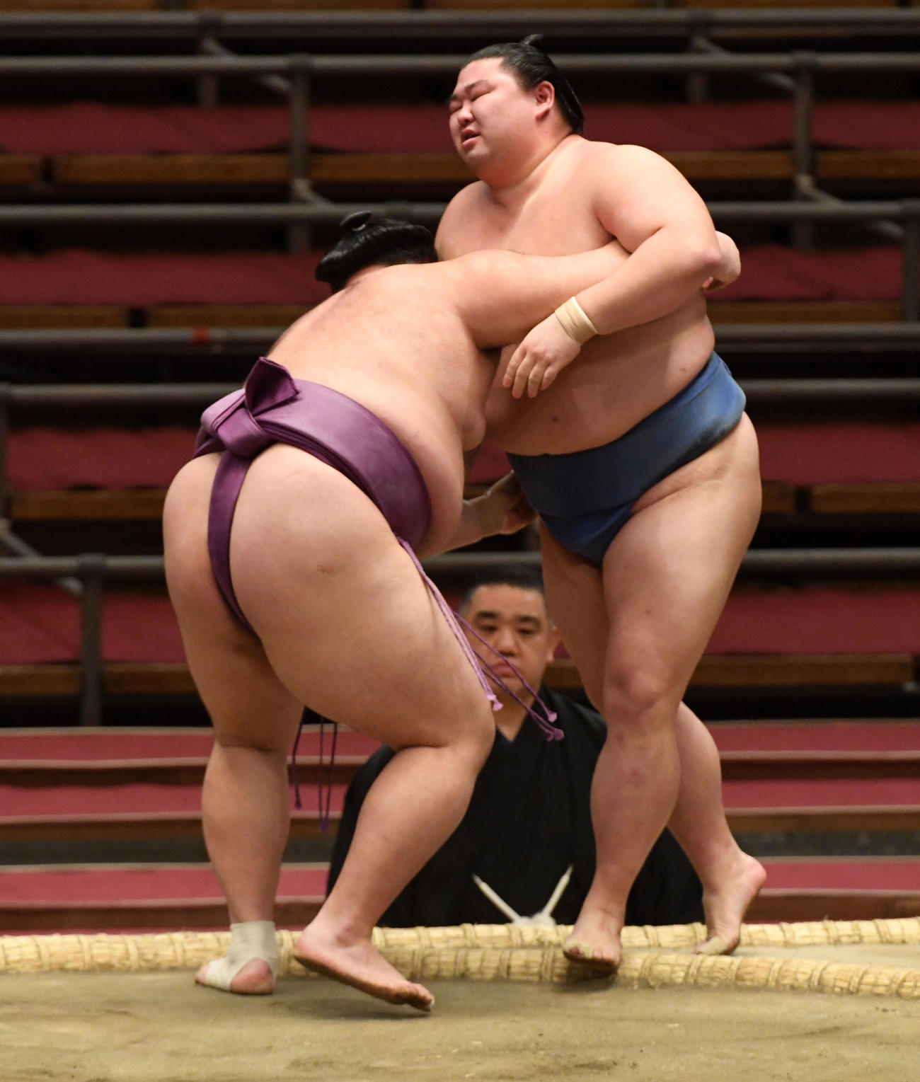 朝乃山（左）は正代を寄り切りで破る（撮影・前岡正明）