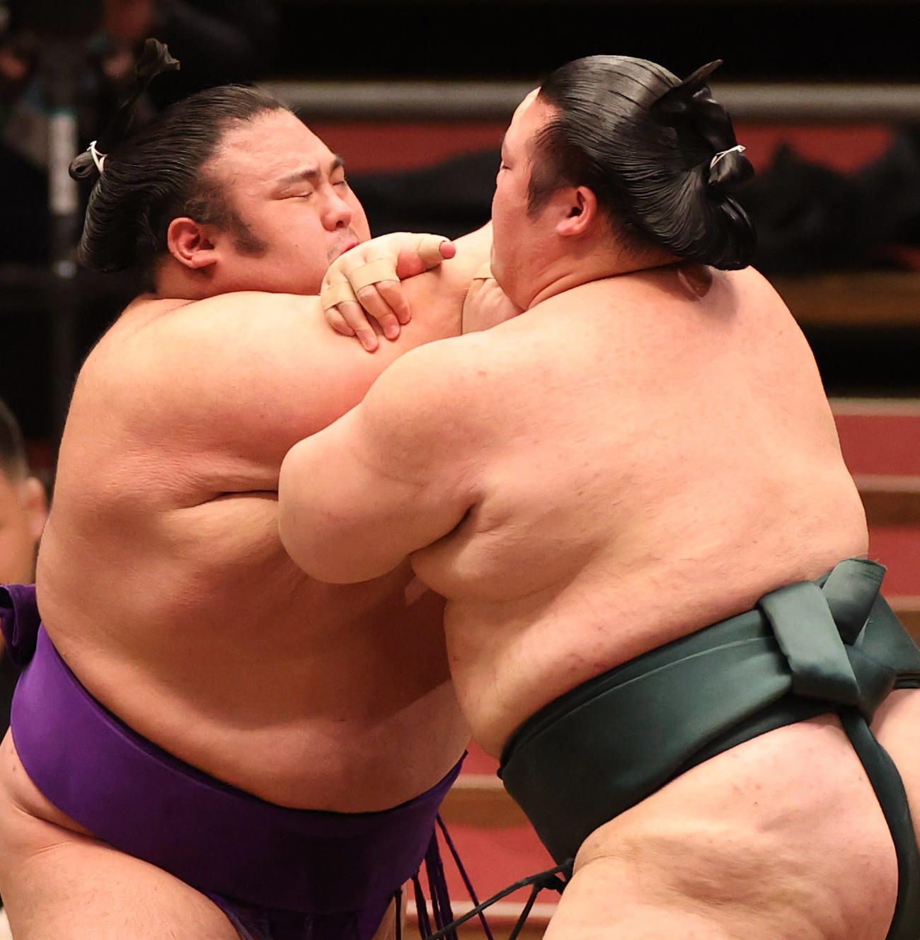 貴景勝（左）の腕をとり押し出しでやぶる豊山（撮影・清水貴仁）
