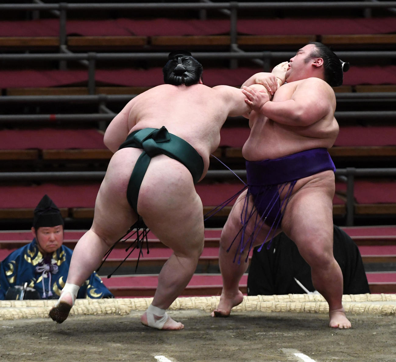 豊山（左）は貴景勝を押し出しで破る（撮影・前岡正明）