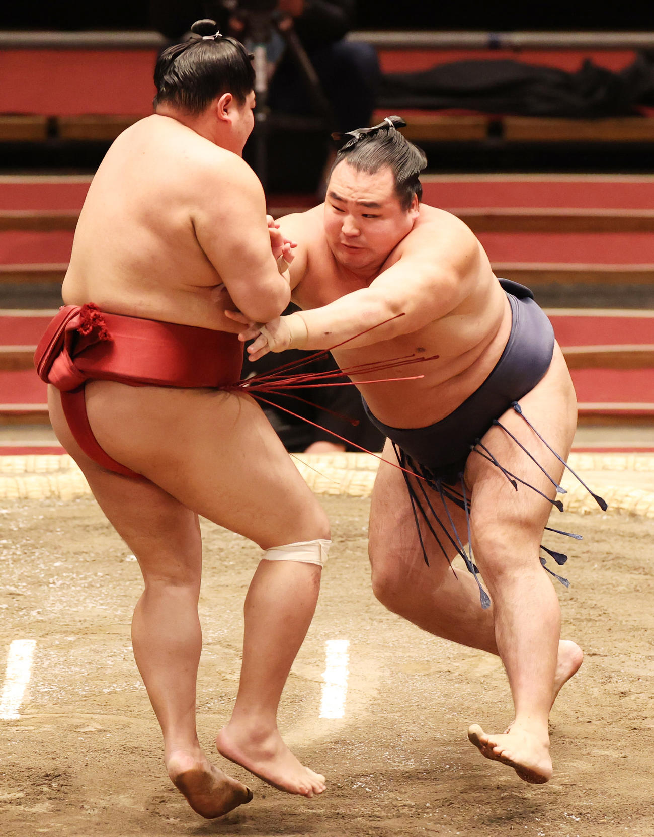 阿炎（左）を押し出す鶴竜（撮影・清水貴仁）