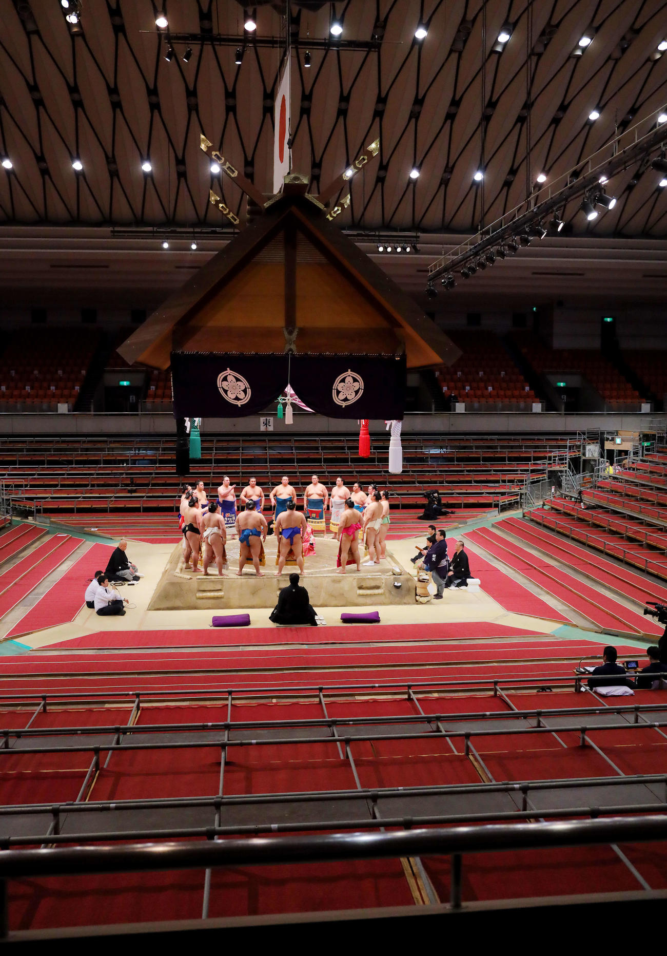 無観客で執り行われる幕内土俵入り（撮影・河田真司）