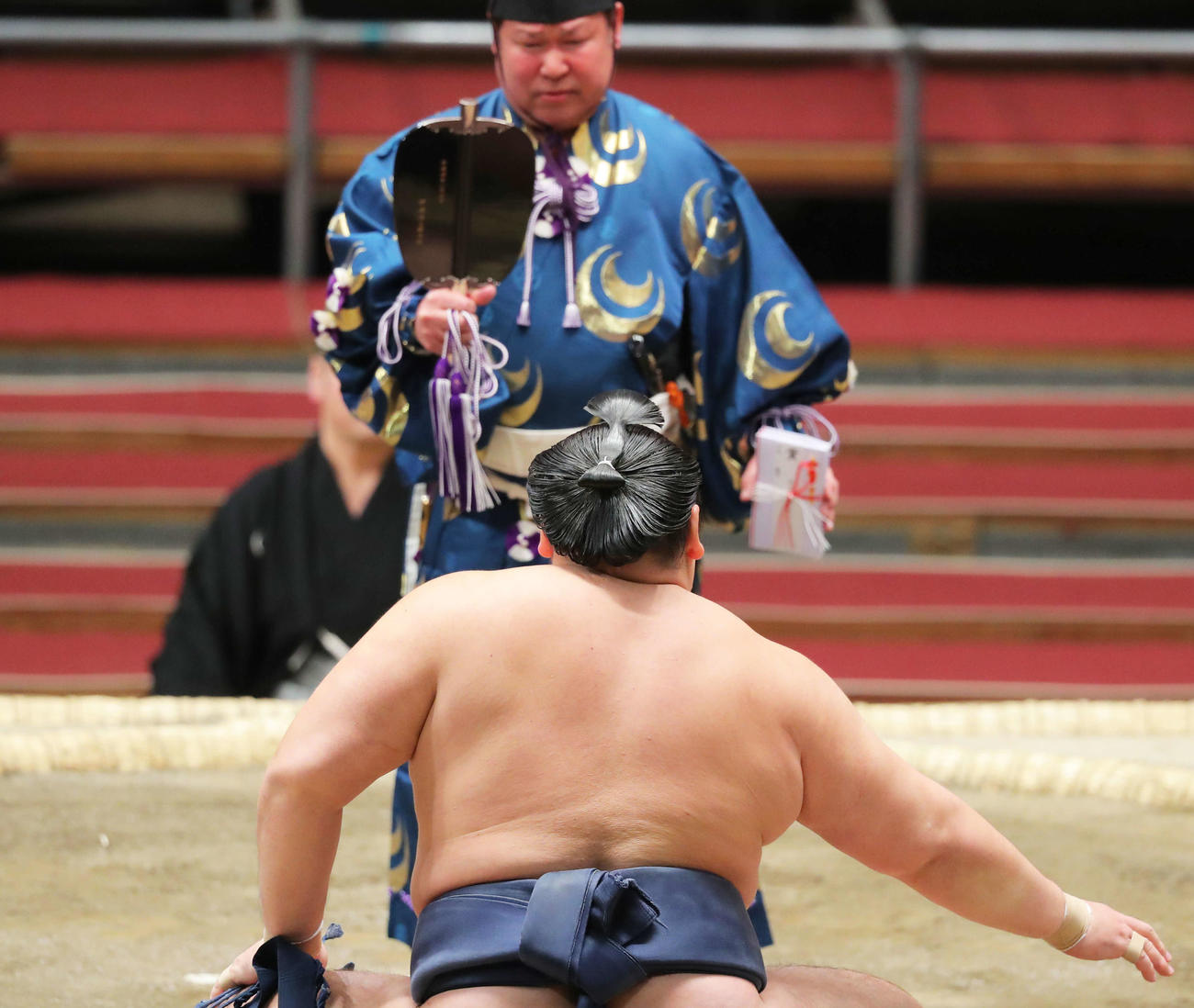 阿炎を下し勝ち名乗りを受ける鶴竜（撮影・河田真司）
