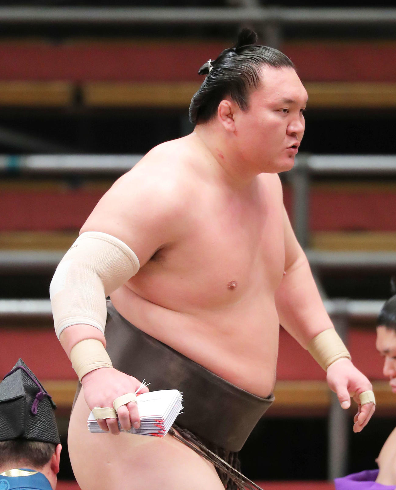 竜電を下し、懸賞金の束を手に土俵から引き揚げる白鵬（撮影・河田真司）