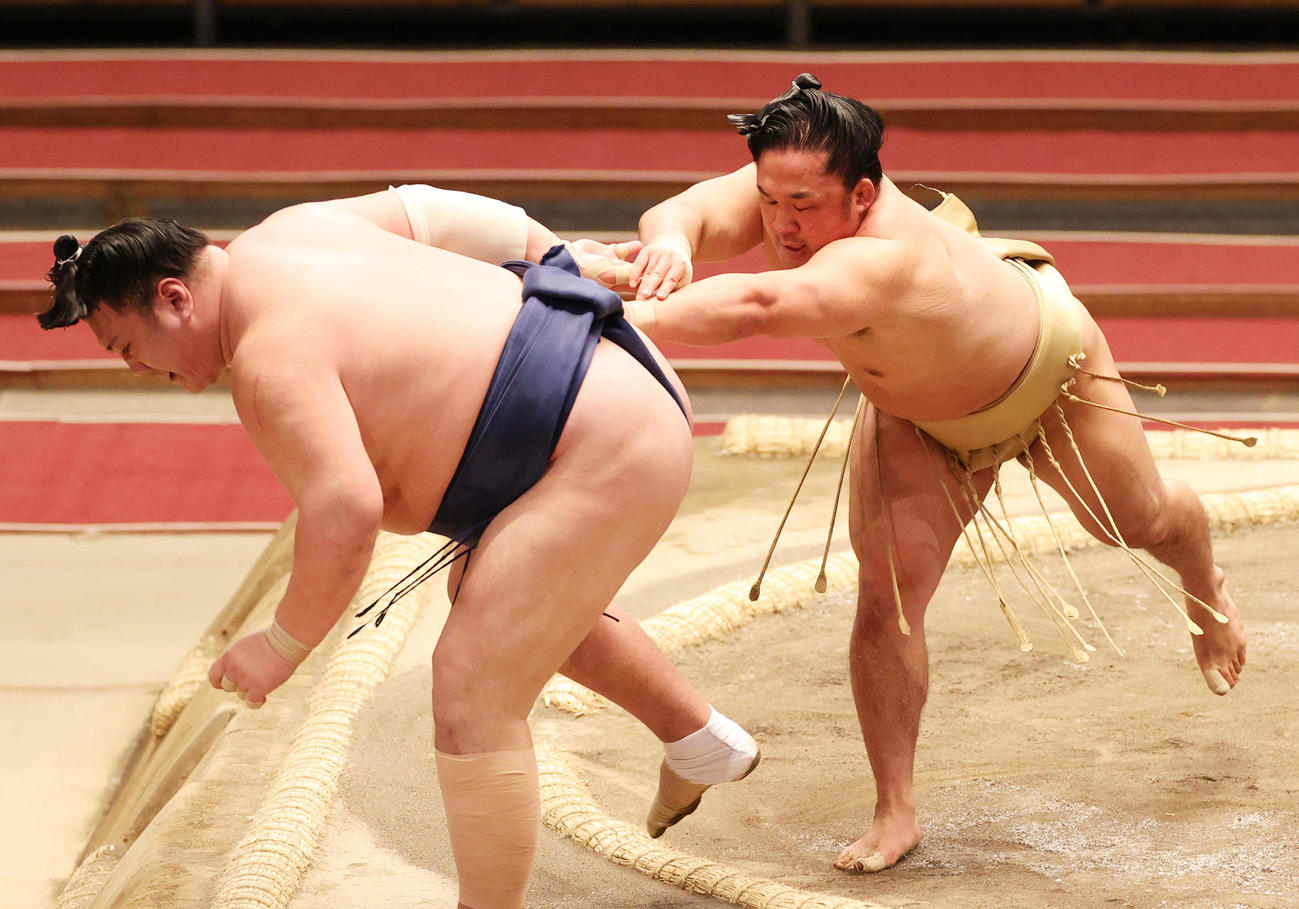 勢（左）を送り出しで破る石浦（撮影・清水貴仁）