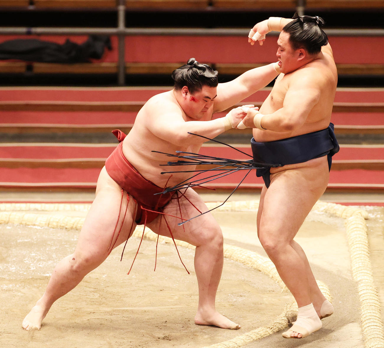 玉鷲（右）との立ち会いで顔をうち出血するも押し出しでやぶる隆の勝（撮影・清水貴仁）