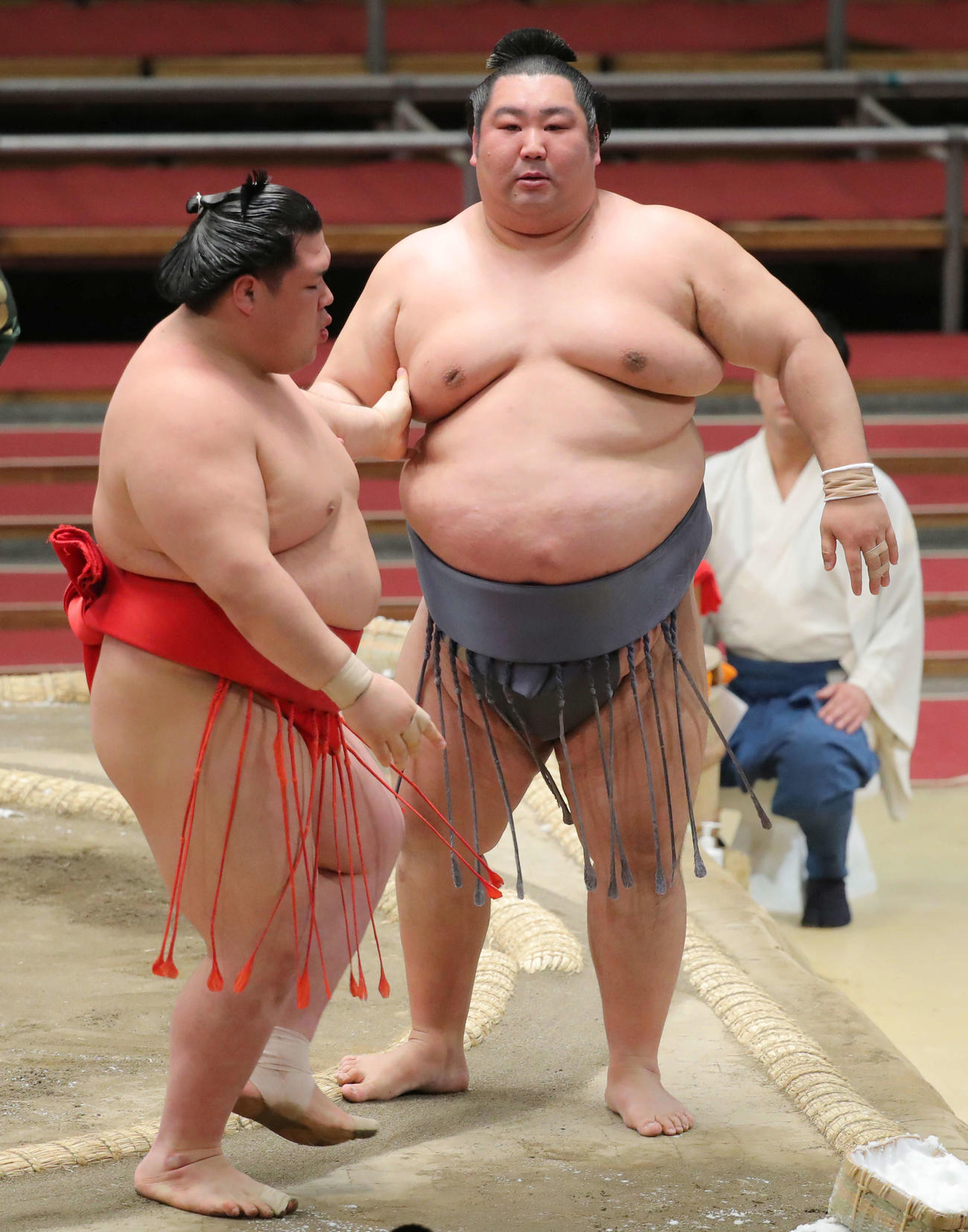 阿武咲（左）を寄り切りで破る徳勝龍（撮影・河田真司）