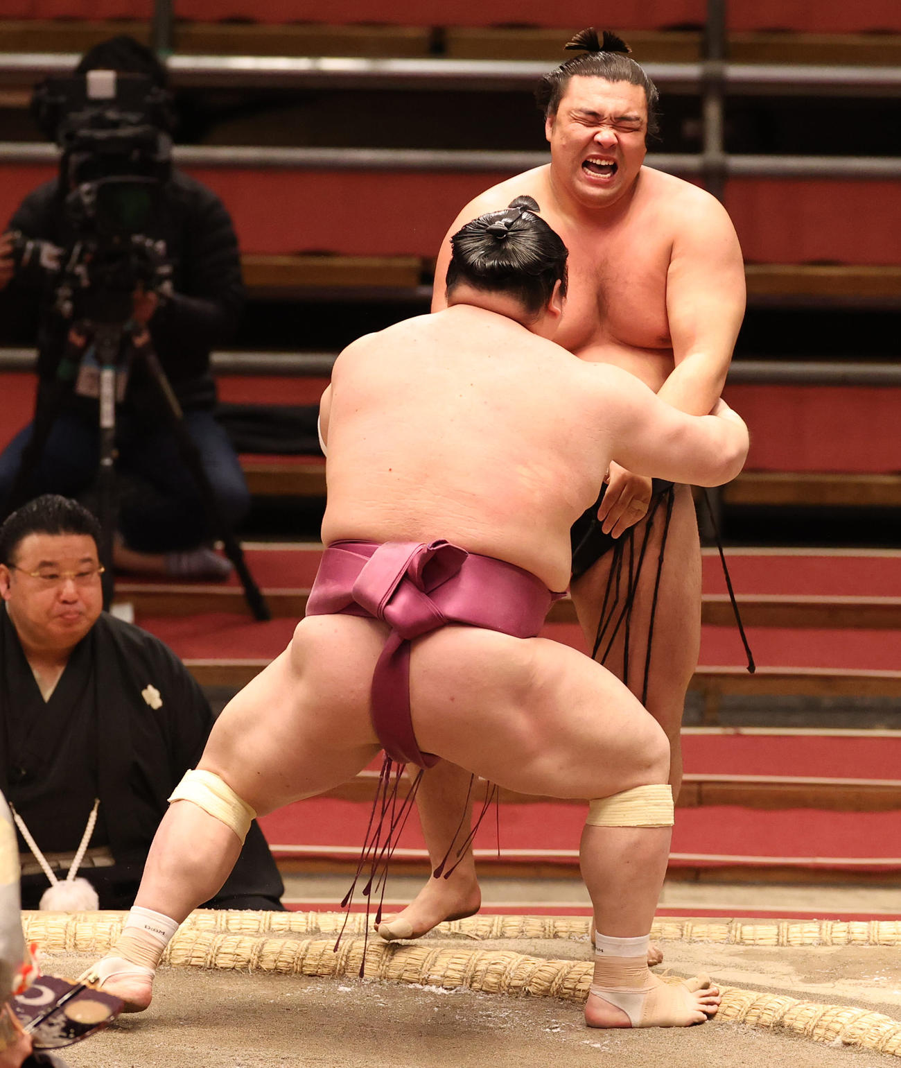 宝富士（手前）の極め出しに顔をゆがめる霧馬山（撮影・清水貴仁）