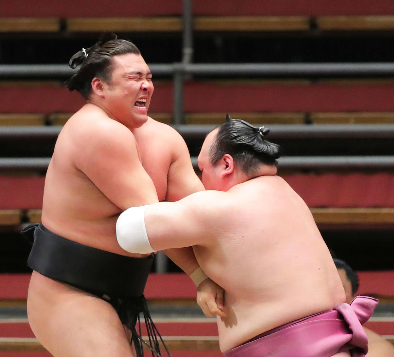 宝富士（右）に極め出しで敗れる霧馬山（撮影・河田真司）
