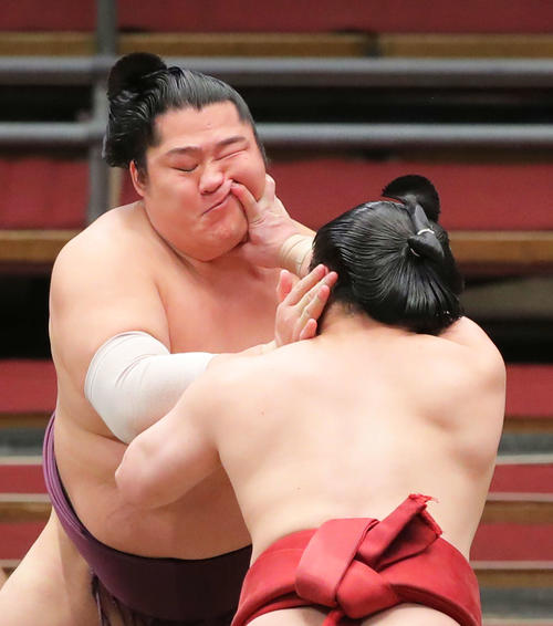 炎鵬(右)の攻めに耐える遠藤(撮影・河田真司)