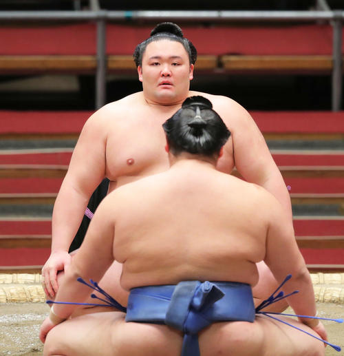蹲踞する朝乃山(奥)と正代(撮影・河田真司)