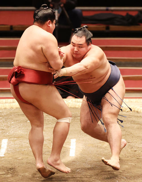 阿炎(左)を押し出す鶴竜(撮影・清水貴仁)