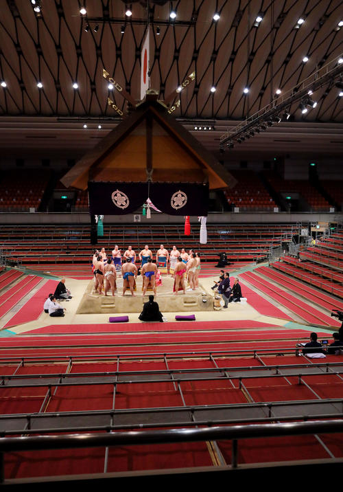 無観客で執り行われる幕内土俵入り(撮影・河田真司)