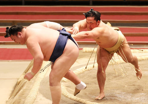 勢(左)を送り出しで破る石浦(撮影・清水貴仁)