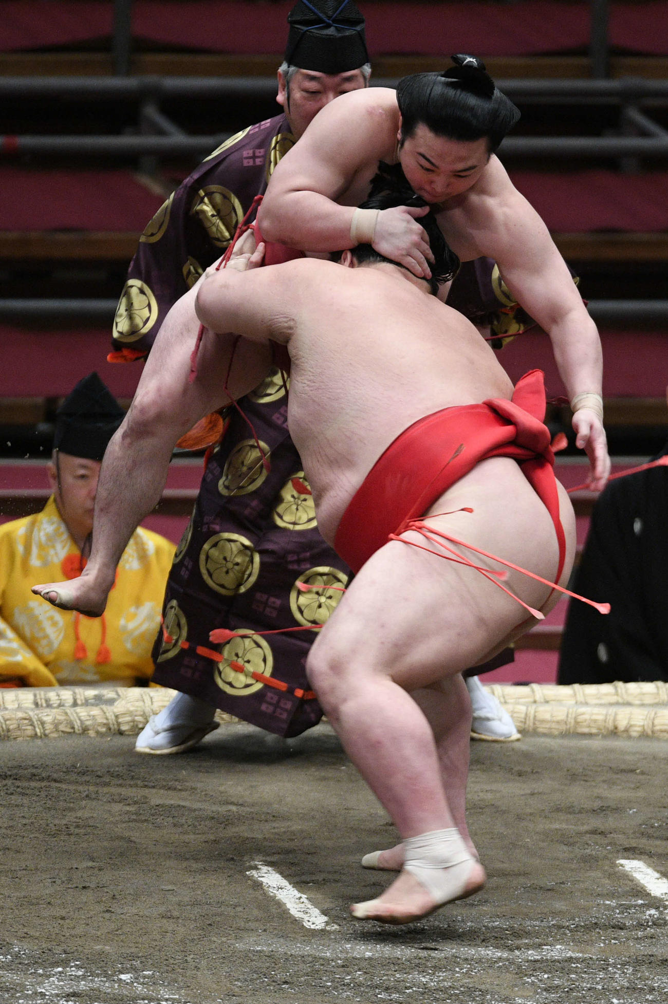 阿武咲相手に、立ち合いで大きく跳び上がる炎鵬（撮影・渦原淳）