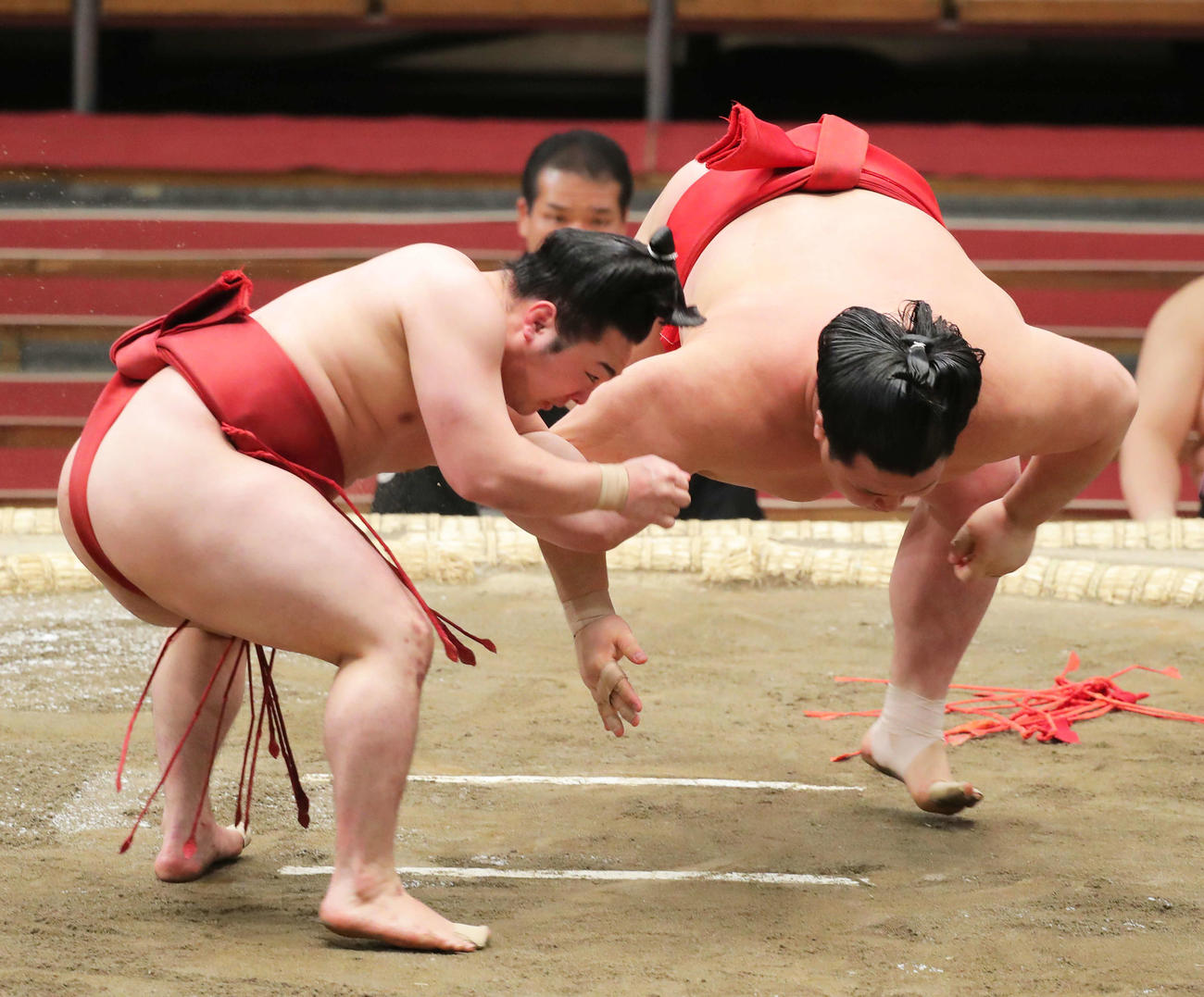 阿武咲（右）を肩透かしで破る炎鵬（撮影・河田真司）