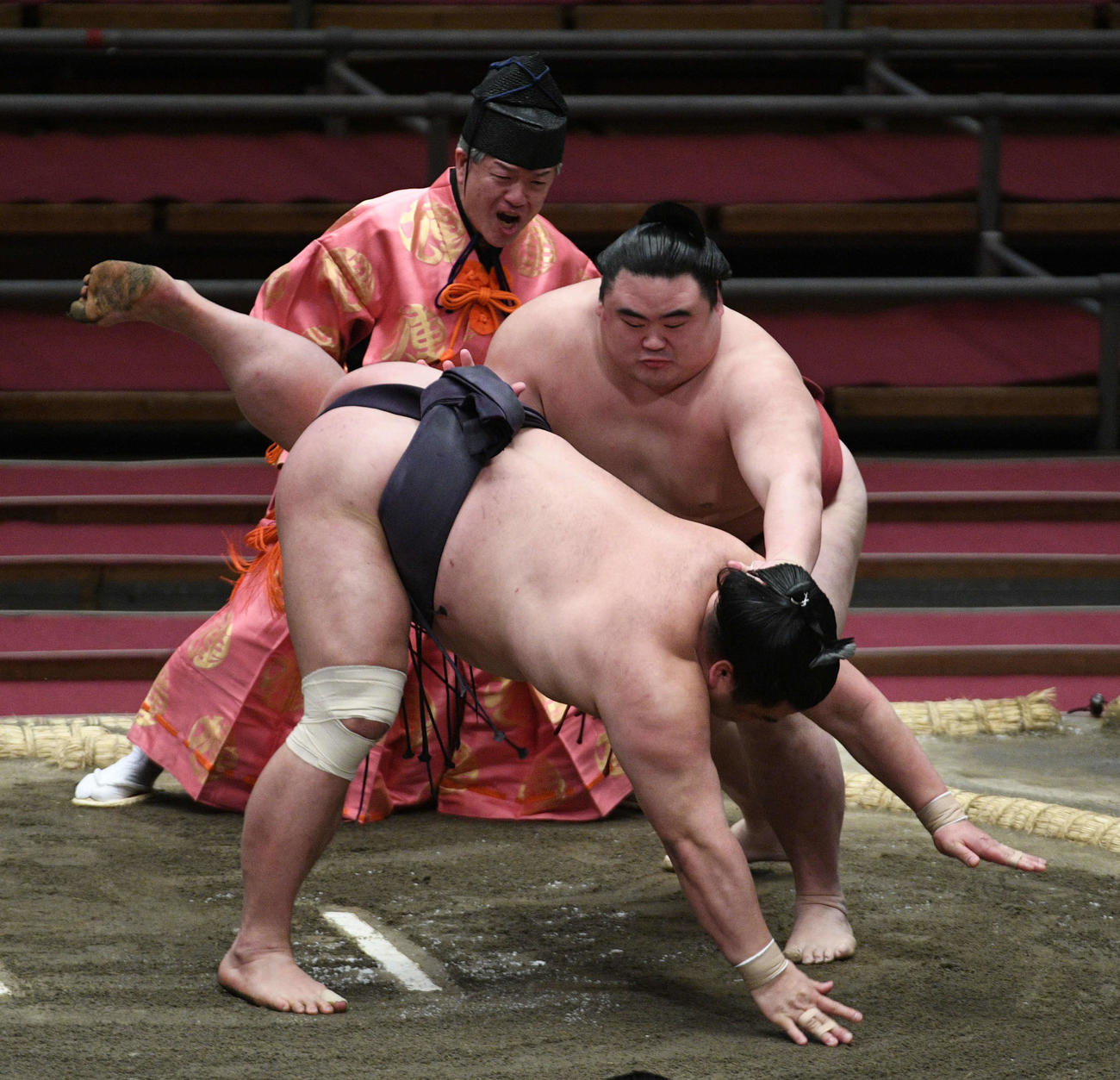 妙義龍を引き落としで破る隆の勝（撮影・渦原淳）
