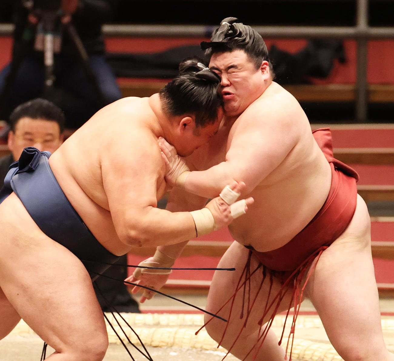 玉鷲（左）との立ち会いで激しく当たる隆の勝（撮影・清水貴仁）