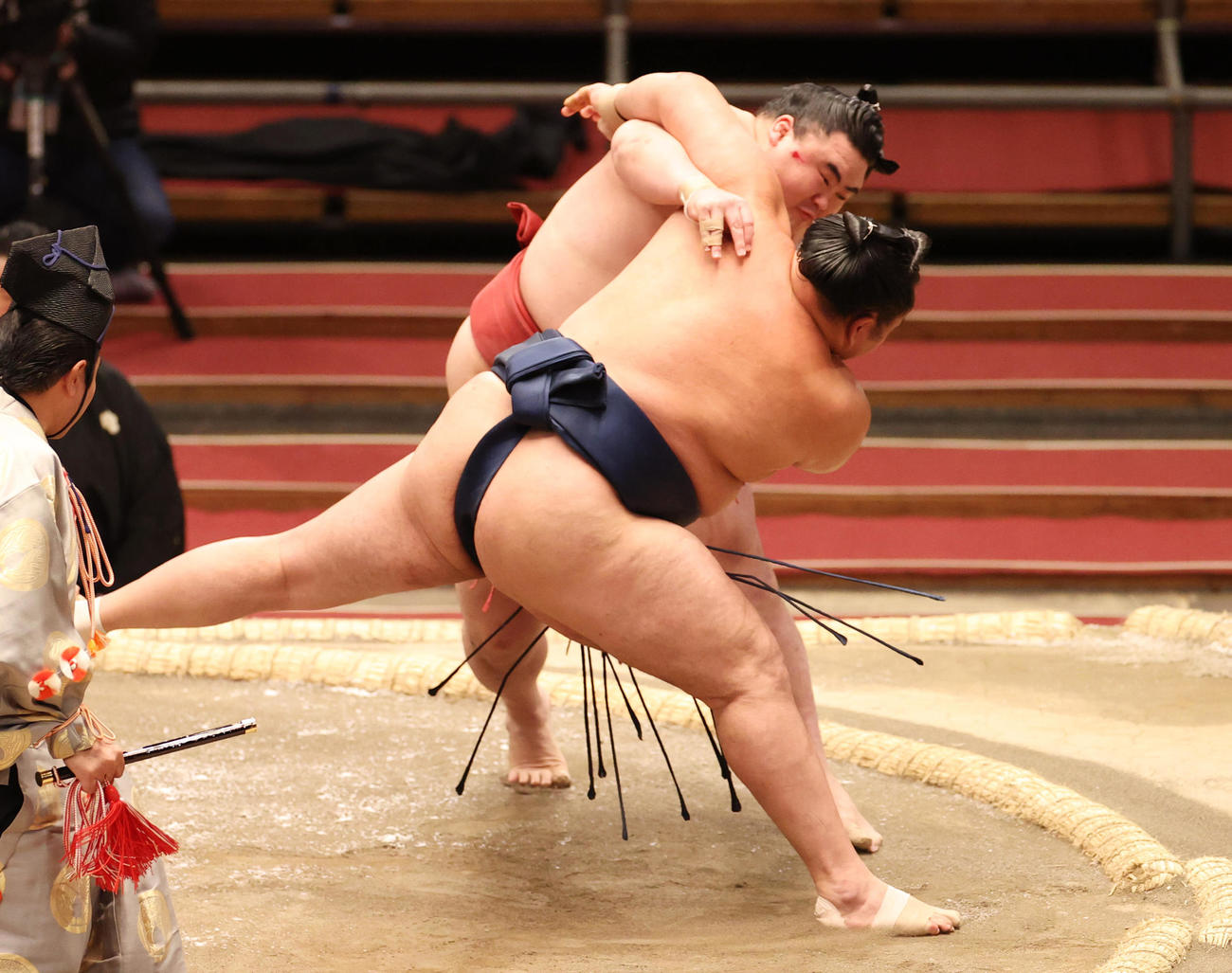 取組中に出血するも玉鷲を押し出しで破る隆の勝（撮影・清水貴仁）