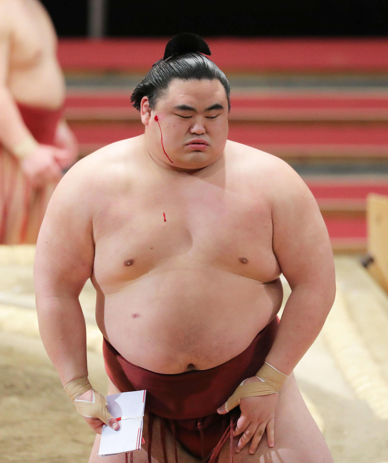 妙義龍を破り、2日連続で流血しながら引き揚げる隆の勝（撮影・河田真司）