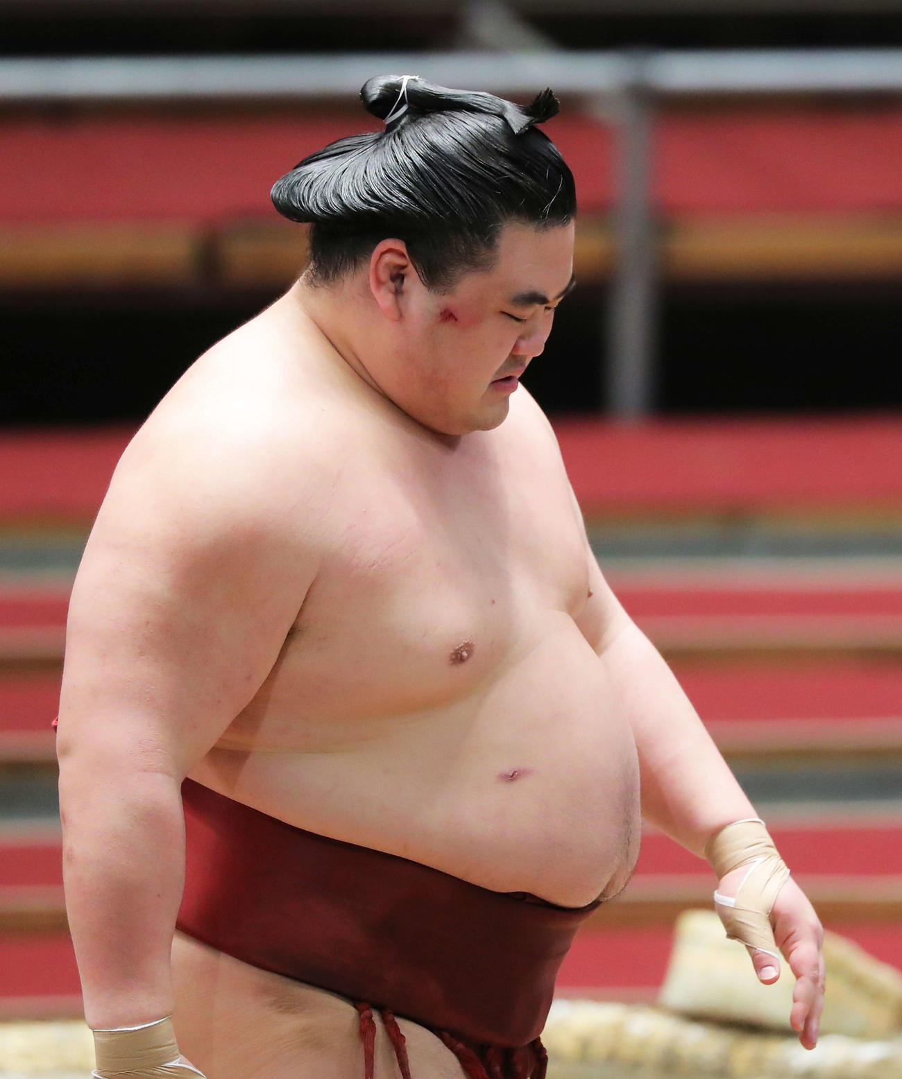 宝富士に敗れ、肩を落とし土俵から引き揚げる隆の勝（撮影・河田真司）