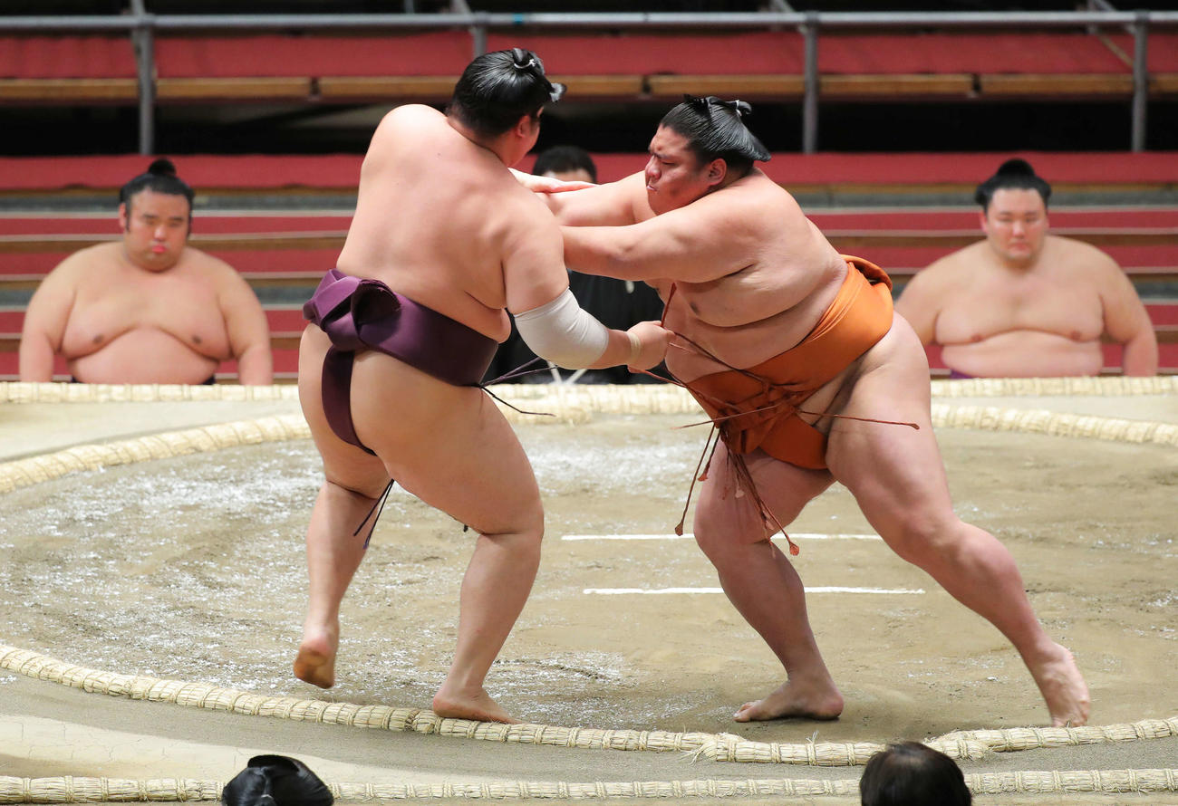 遠藤（中央左）を押し出しで破る御嶽海（中央右）。土俵下で控える貴景勝（左）と朝乃山（右）（撮影・河田真司）