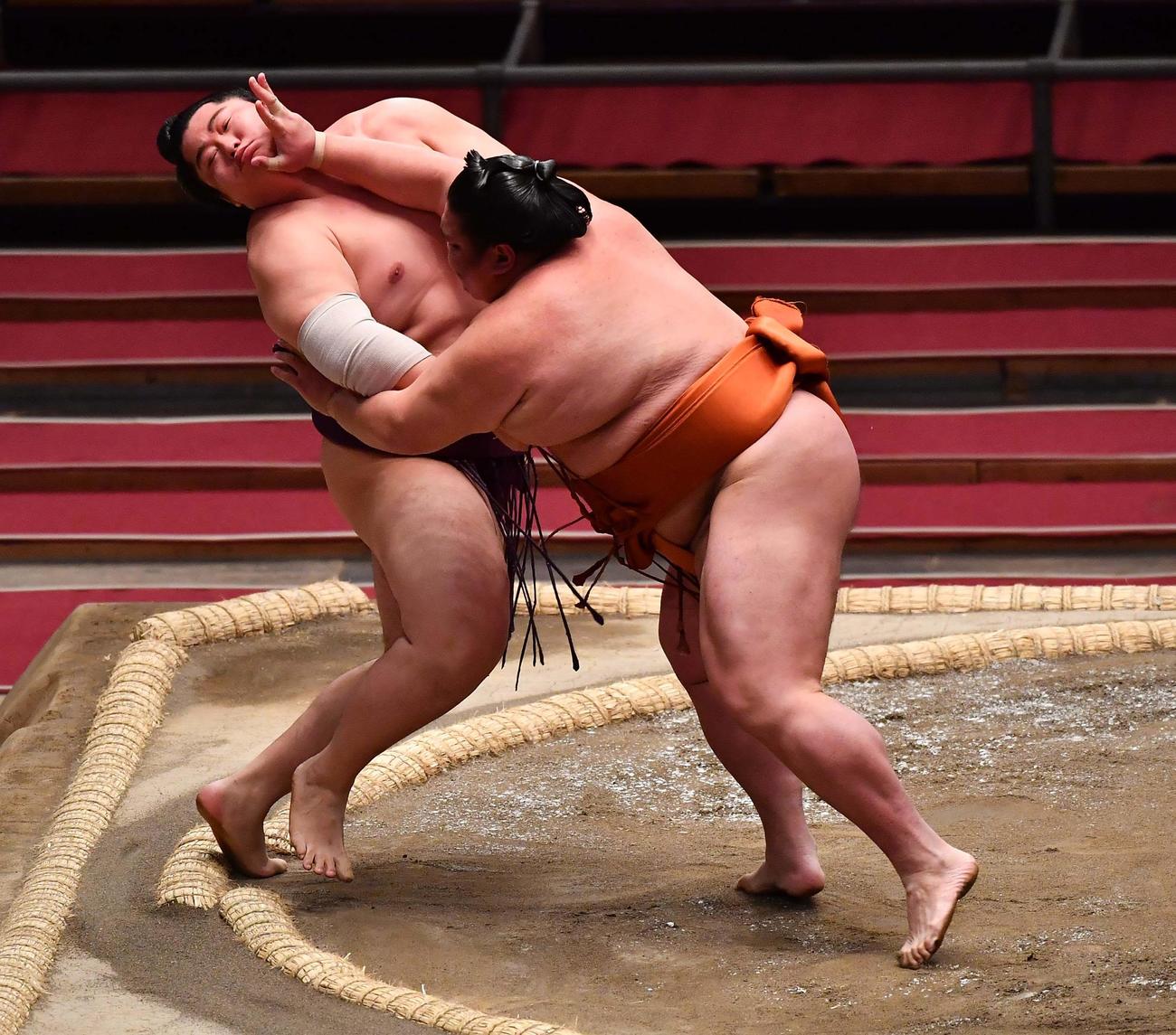 遠藤（左）に押し出しで勝利した御嶽海（撮影・上田博志）