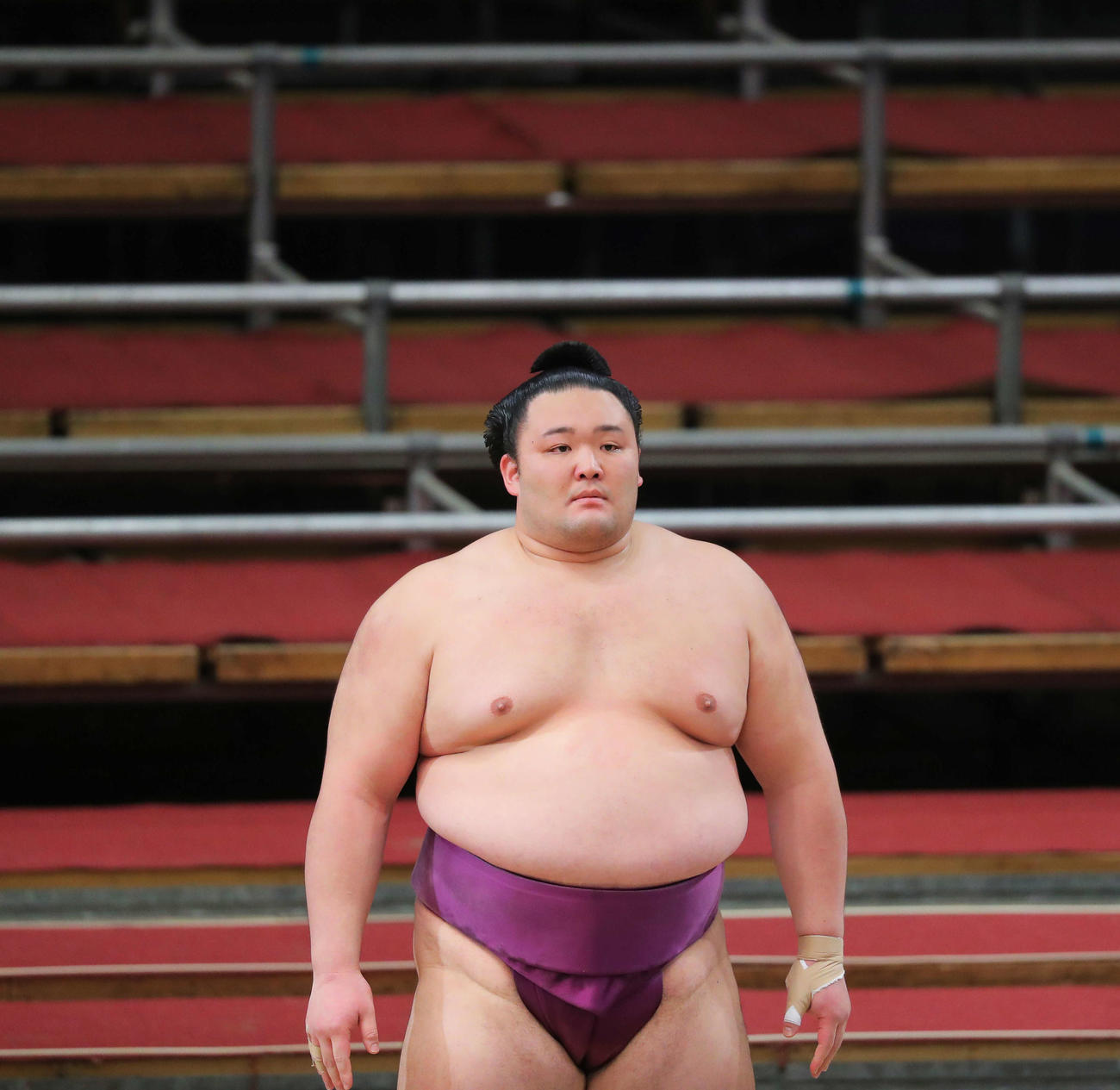 炎鵬を破り、土俵下で息を整える朝乃山（撮影・河田真司）