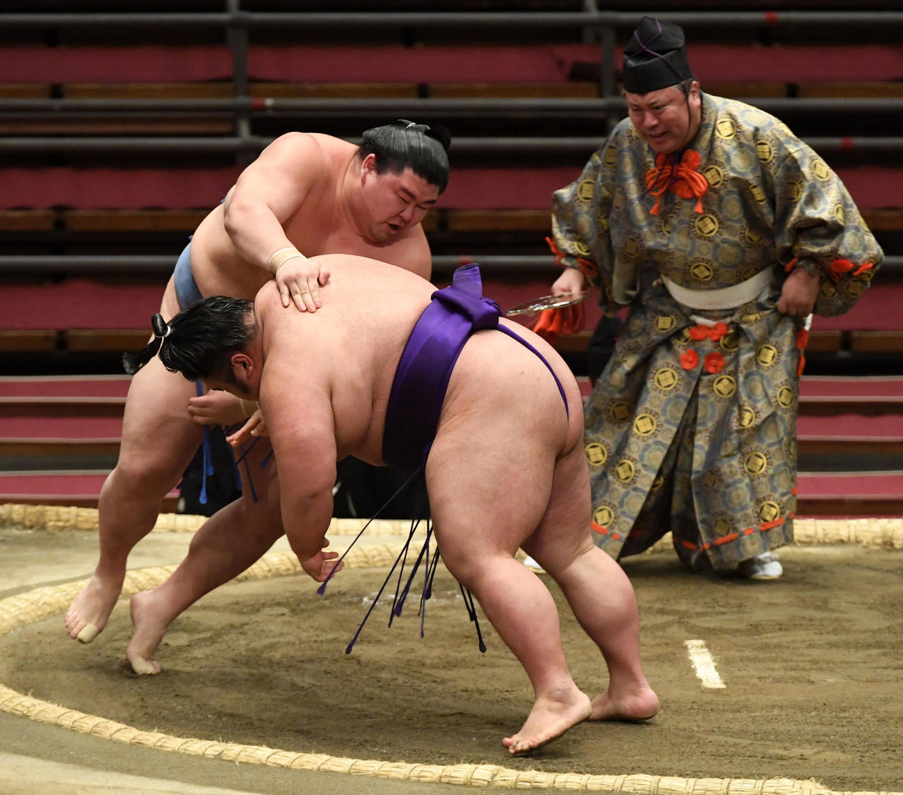 正代（奥）は貴景勝をはたき込みで破る（撮影・前岡正明）