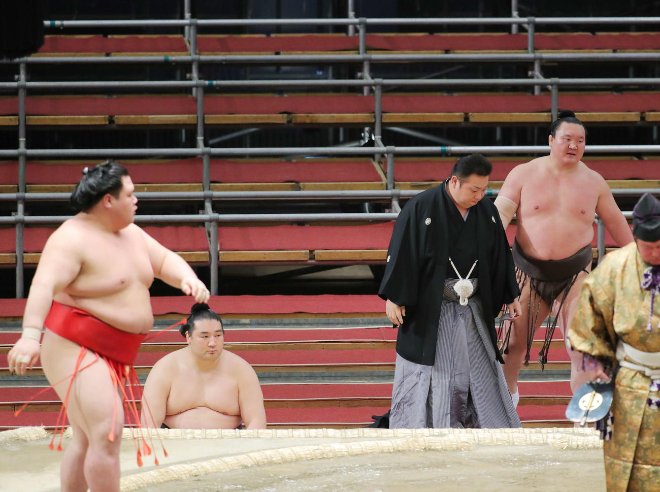 阿武咲（左）に押し出しで敗れた白鵬（撮影・河田真司）