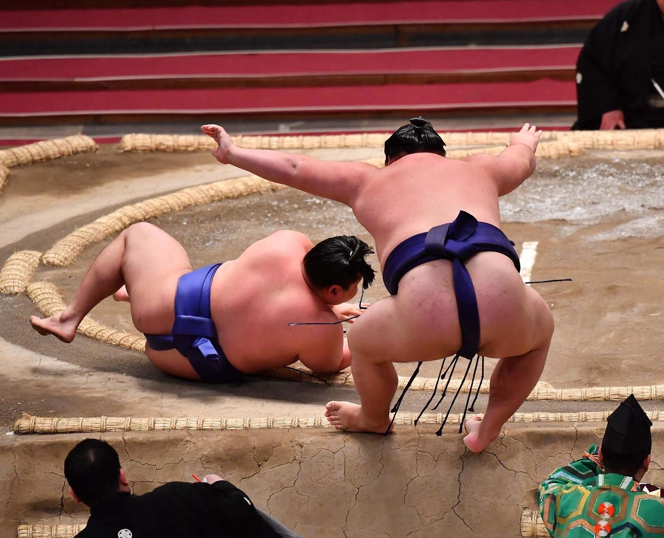 大翔鵬（右）を押し出す美ノ海（撮影・上田博志）