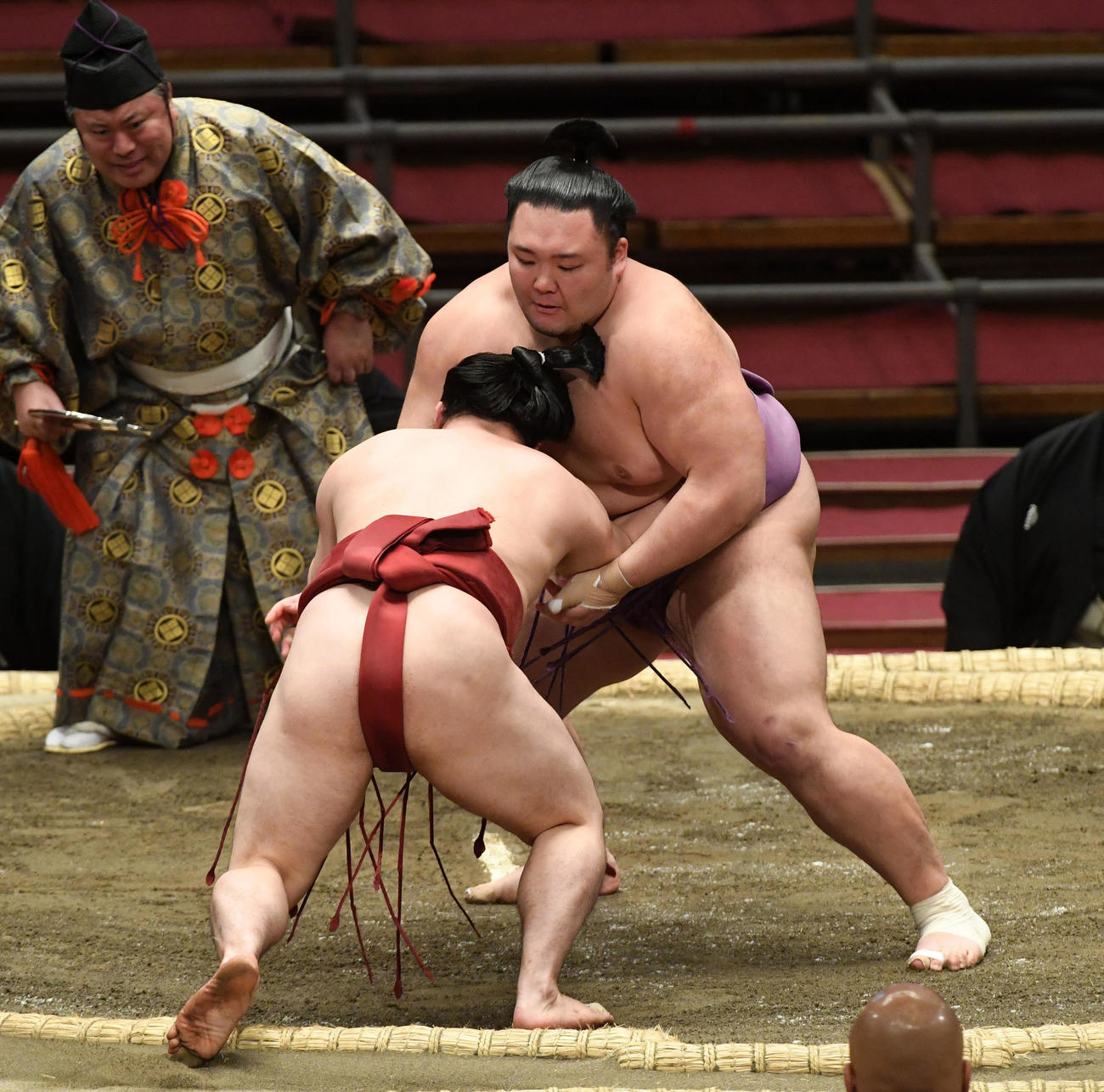 朝乃山（奥）は炎鵬を押し出しで破る（撮影・前岡正明）