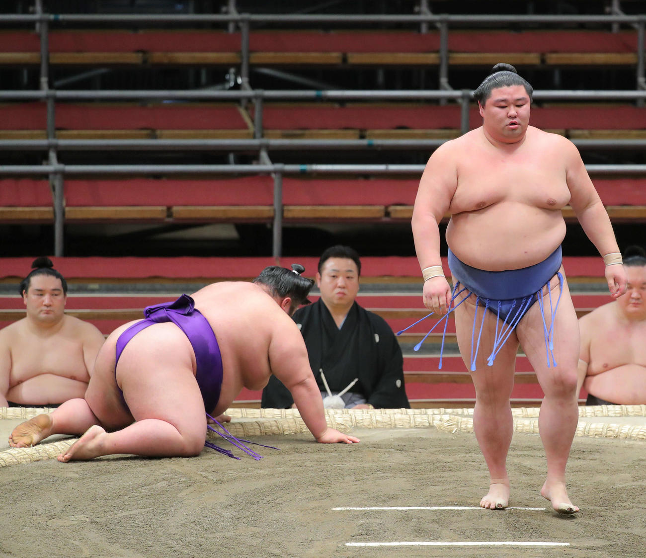 貴景勝（左）をはたき込みで破る正代（撮影・河田真司）