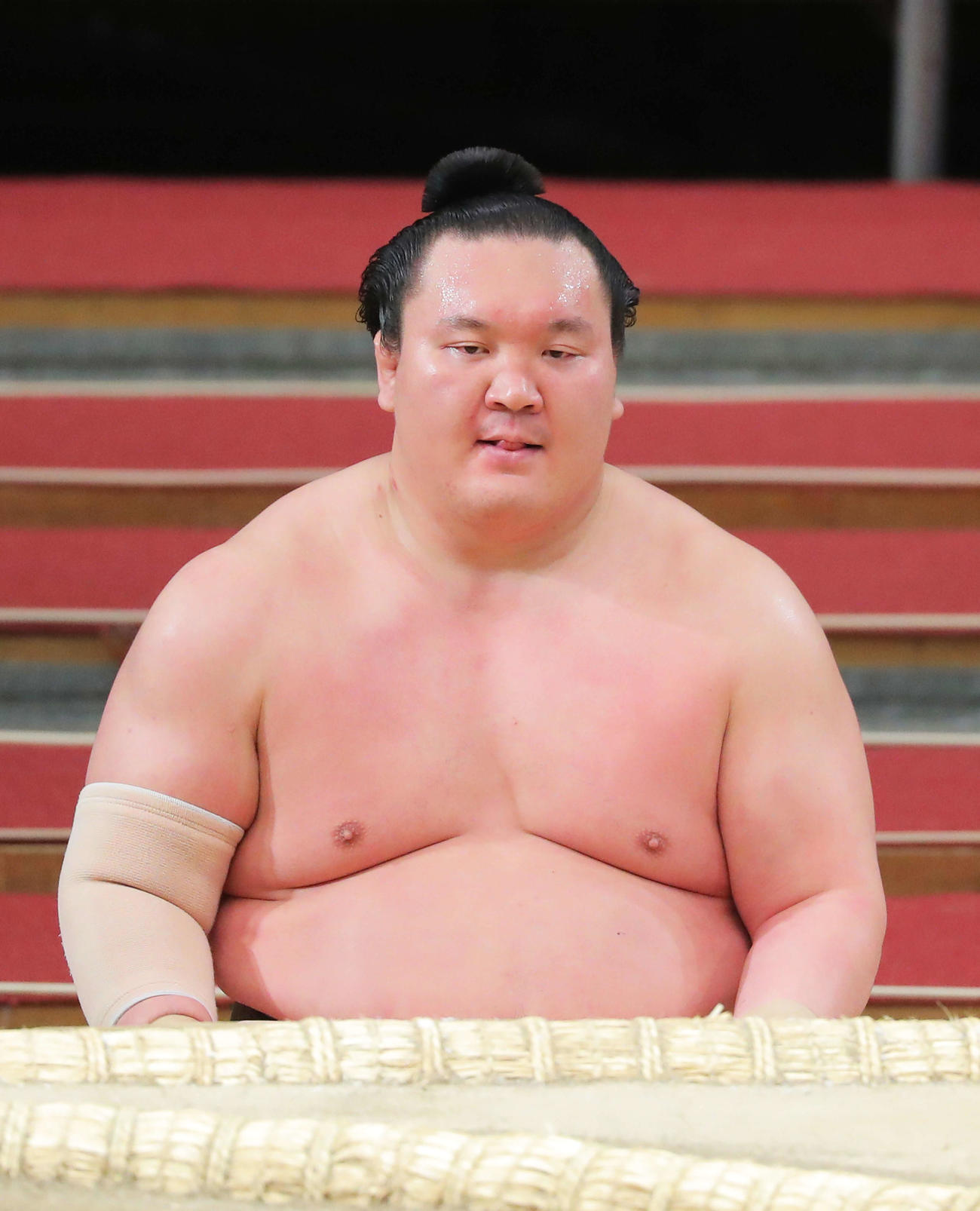 阿武咲敗れた白鵬は土俵下で呆然とした表情（撮影・河田真司）