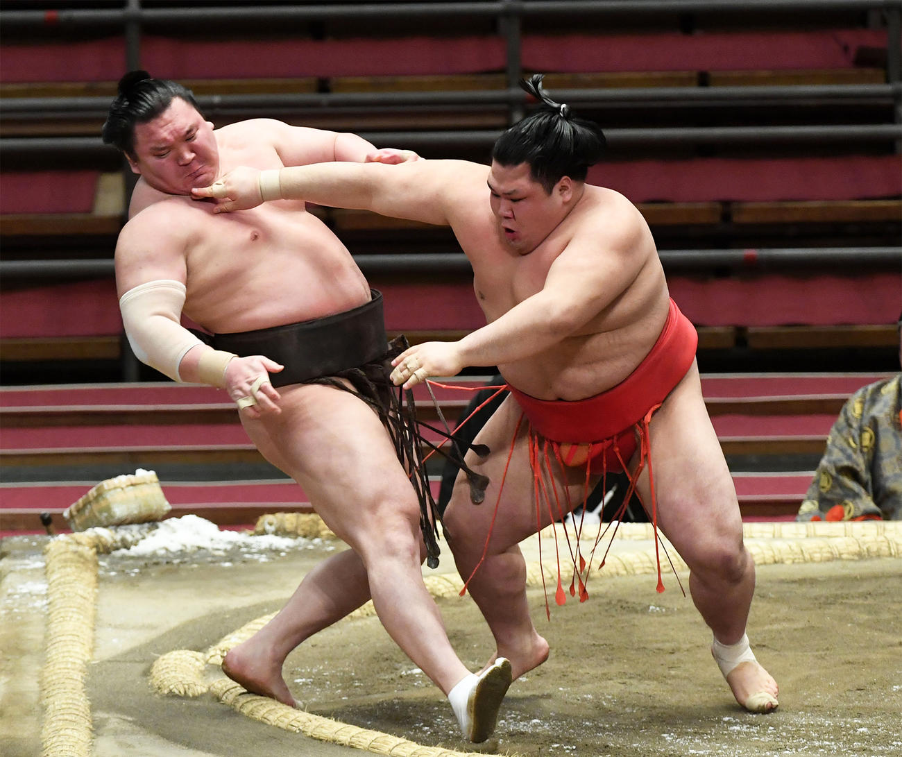 阿武咲（右）に押し出しで敗れる白鵬（撮影・前岡正明）