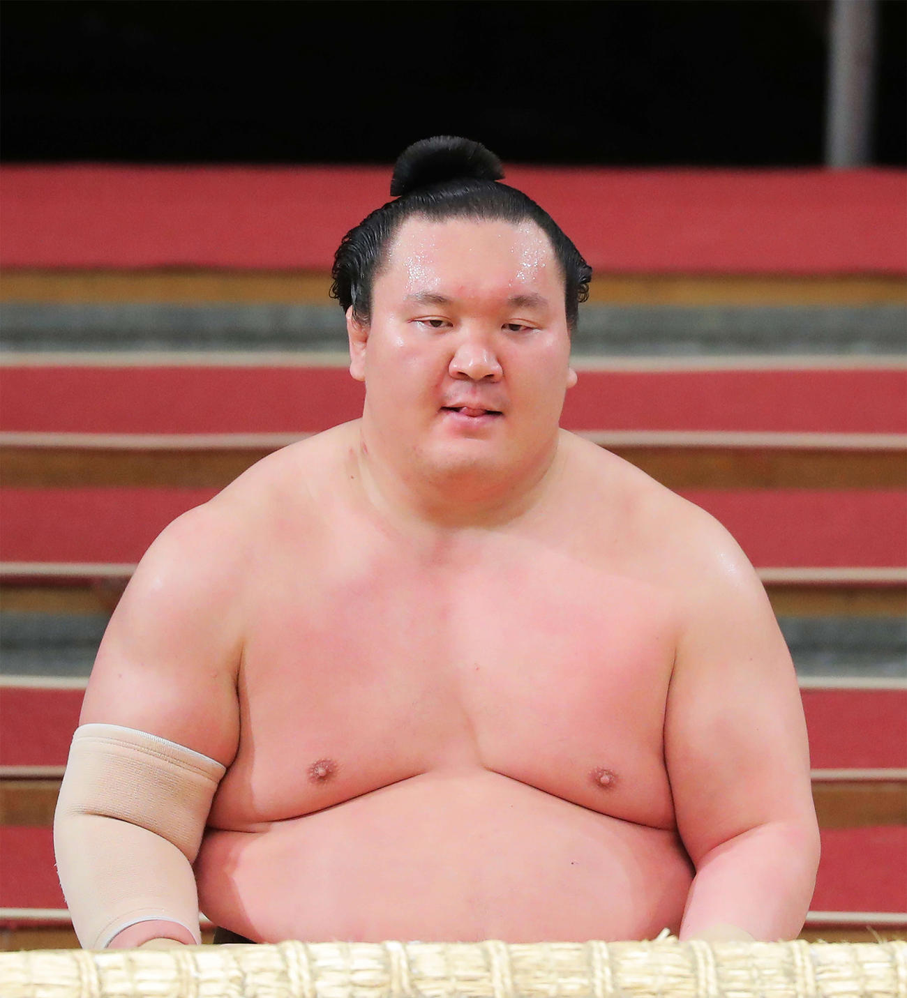 阿武咲に敗れた白鵬は土俵下で呆然とした表情（撮影・河田真司）
