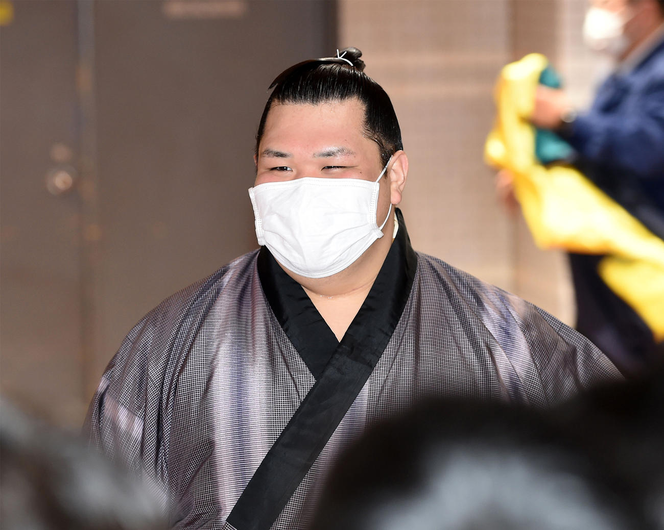 白鵬を破り笑顔で記者の質問に答える阿武咲（撮影・前岡正明）