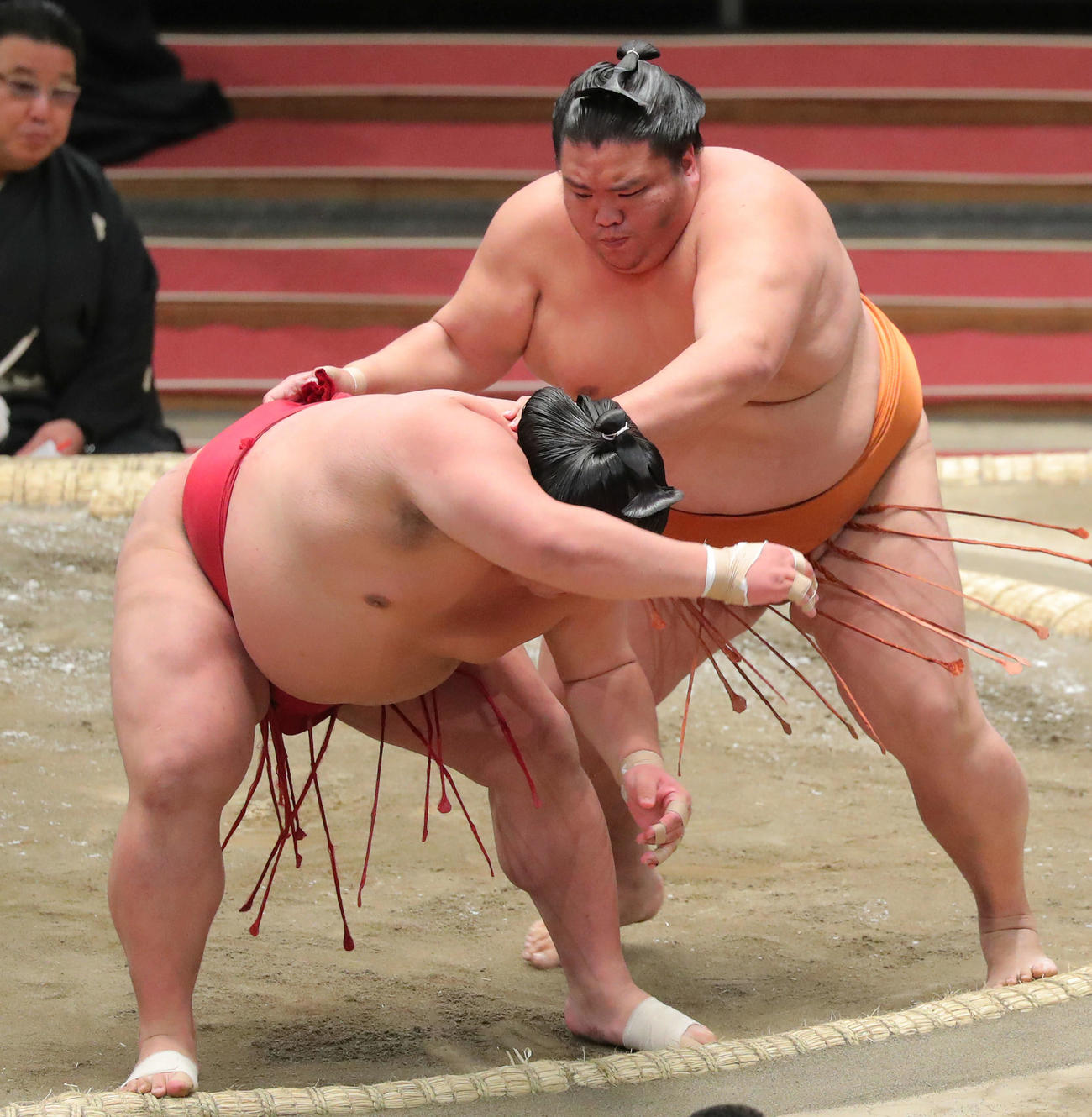 大栄翔（左）を攻める御嶽海（撮影・河田真司）