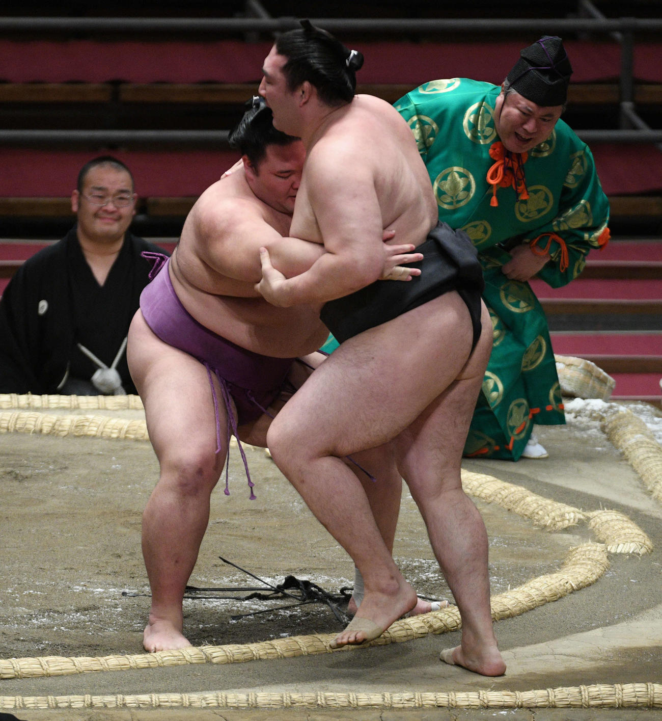 朝乃山が竜電を寄り切る（撮影・渦原淳）